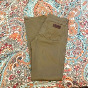 Wrangler men’s kakai jeans. Size 31x38.